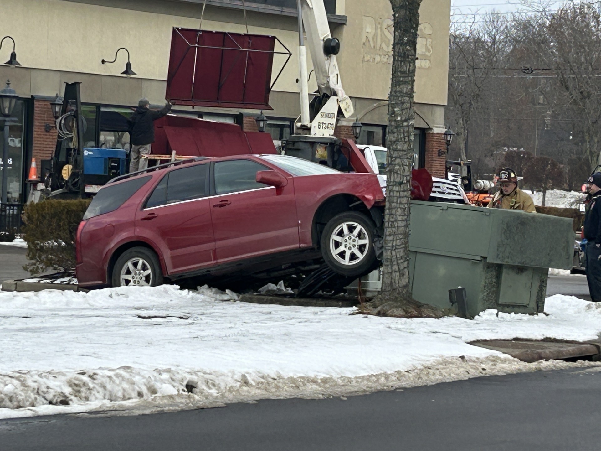 Man trapped in car after crashing into electrical box in Boardman